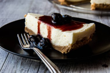 Çatal ile ev yapımı kiraz Cheesecake