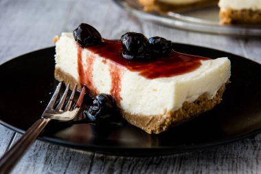 Çatal ile ev yapımı kiraz Cheesecake