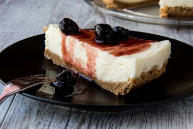 Çatal ile ev yapımı kiraz Cheesecake