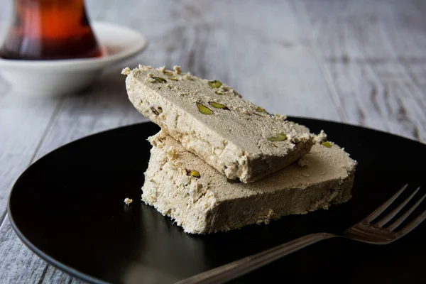 Halva de amendoim com garfo e chá . — Fotografia de Stock