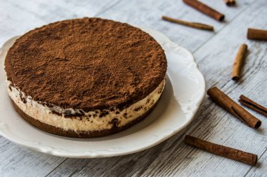 Ev yapımı Tiramisu pasta Beyaz ahşap yüzeye.