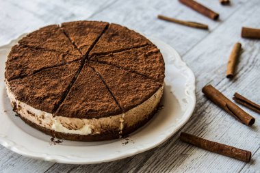 Ev yapımı Tiramisu pasta Beyaz ahşap yüzeye.