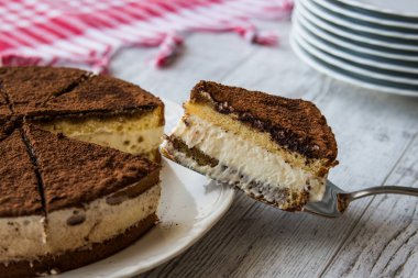 Ev yapımı Tiramisu pasta Beyaz ahşap yüzeye.