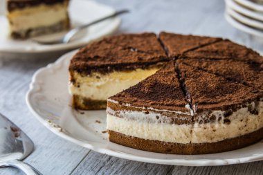 Ev yapımı Tiramisu pasta Beyaz ahşap yüzeye.