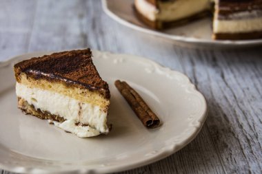 Ev yapımı Tiramisu pasta Beyaz ahşap yüzeye.