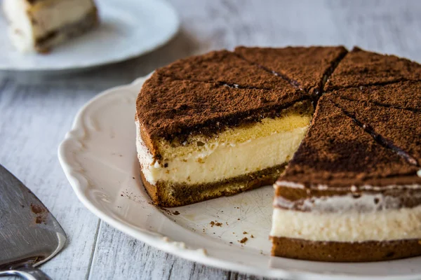 Hemmagjord Tiramisu tårta på en vit yta av trä. — Stockfoto