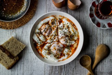 Cilbir / haşlanmış yumurta yoğurt ile baharatlı tereyağı Frothed.