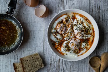 Cilbir / haşlanmış yumurta yoğurt ile baharatlı tereyağı Frothed.