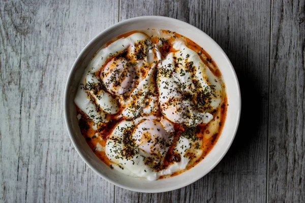 Cilbir / buggyantott tojás, joghurt, habosított fűszeres vajjal. — Stock Fotó