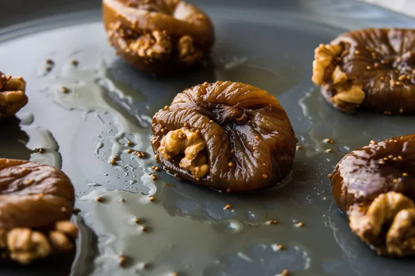 Dessert Fig Dried dengan Walnut / Cevizli incir tatlisi . — Stok Foto