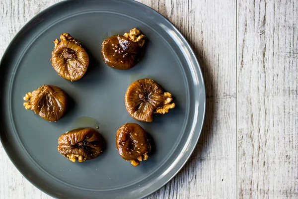 Dessert Fig Dried dengan Walnut / Cevizli incir tatlisi . — Stok Foto