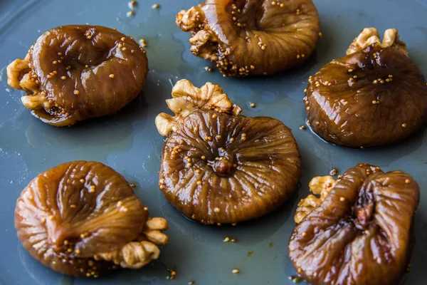 Dessert di fichi secchi con noce / Cevizli incir tatlisi . — Foto Stock