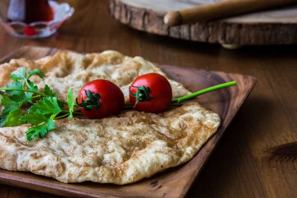 Turkish Cig Borek / Tatar Pie with minced meat and tea — Stock Photo, Image