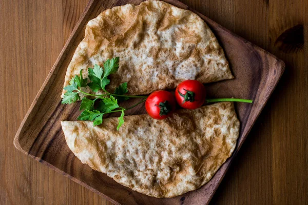 Cig Borek turco / Tarta de tártaro con carne picada . —  Fotos de Stock