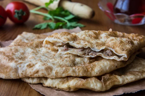 Torta turca Cig Borek / tatara con carne macinata e tè — Foto Stock