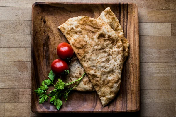 Türkische Cig Borek / Tatar-Pastete mit Hackfleisch — Stockfoto