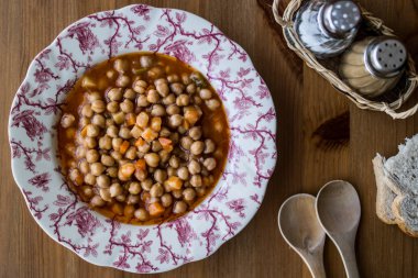 Türk hamsi Pilaki / nohut yahnisi.