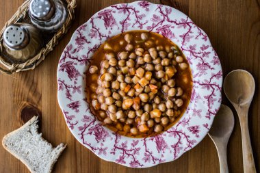 Türk hamsi Pilaki / nohut yahnisi.