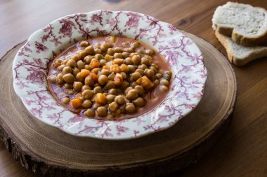 Türk hamsi Pilaki / nohut yahnisi.