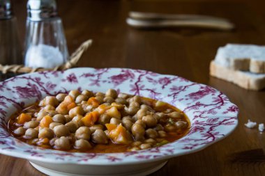 Türk hamsi Pilaki / nohut yahnisi.