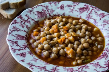 Türk hamsi Pilaki / nohut yahnisi.