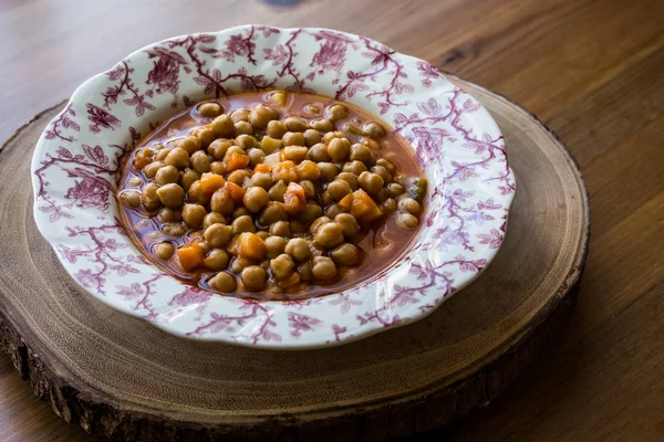 Türk hamsi Pilaki / nohut yahnisi.