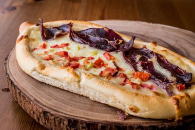 Pastırma, domates ve peynirli Türk Pide.