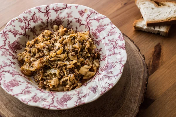 Turkish Cabbage Stew with minced meat / Kiymali Kapuska. — Stock Photo, Image