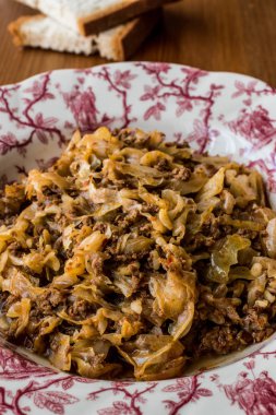 Kıyılmış et ile Türk lahana güveç / Lida Kapuska.