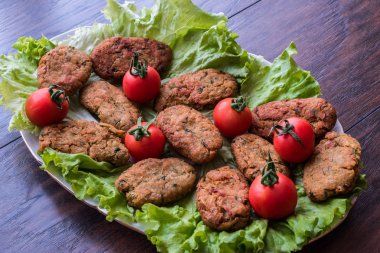 Nohut Falafel maydanoz ve domates ile.