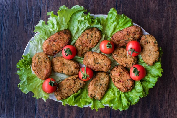 Grão de bico Falafel com salsa e tomate cereja . — Fotografia de Stock