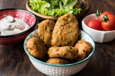 Nohut Falafel sosu, domates ve maydanoz ile.