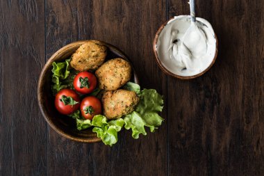 Nohut Falafel sosu, domates ve maydanoz ile.