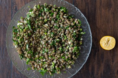 Bir cam kabın içinde mercimek salatası
