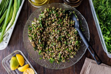 Bir cam kabın içinde mercimek salatası