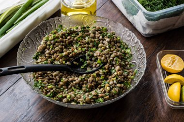 Bir cam kabın içinde mercimek salatası