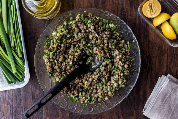 Salade de lentilles dans un bol en verre — Photo