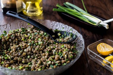 Bir cam kabın içinde mercimek salatası