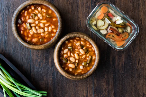 Kuru Fasulye turco / Frijoles al horno en un tazón de madera . — Foto de Stock