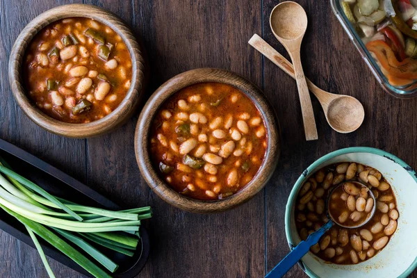 Kuru Fasulye turco / Frijoles al horno en un tazón de madera . — Foto de Stock