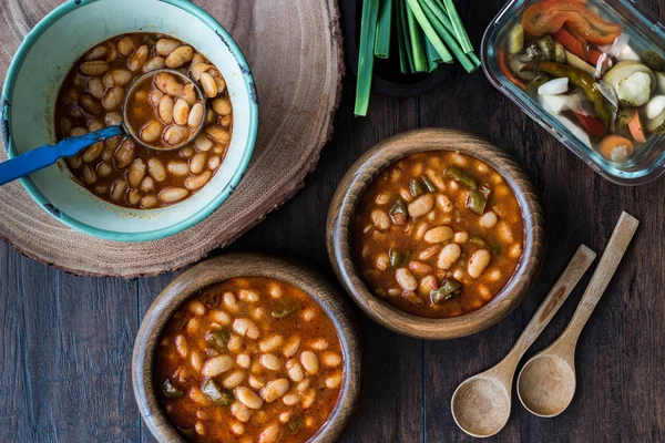 Kuru Fasulye turco / Frijoles al horno en un tazón de madera . — Foto de Stock