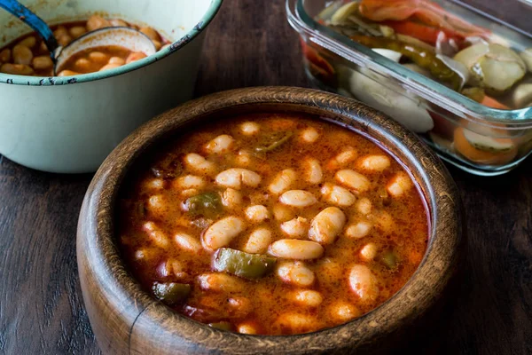 Kuru Fasulye turco / Frijoles al horno en un tazón de madera . — Foto de Stock