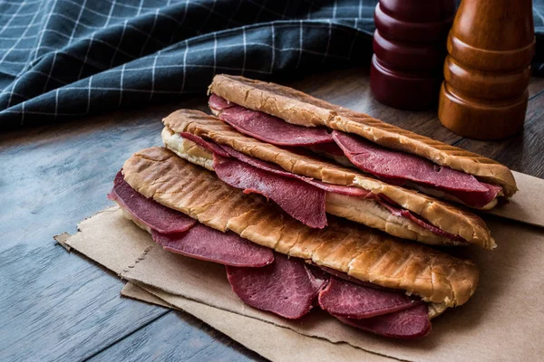 Dilli Kasarli / sandwich de lengua de res — Foto de Stock