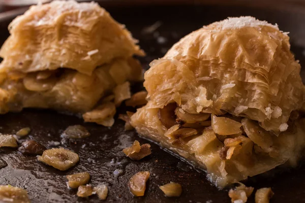 Sobremesa turca Baklava com noz e leite / Sutlu Nuriye . — Fotografia de Stock