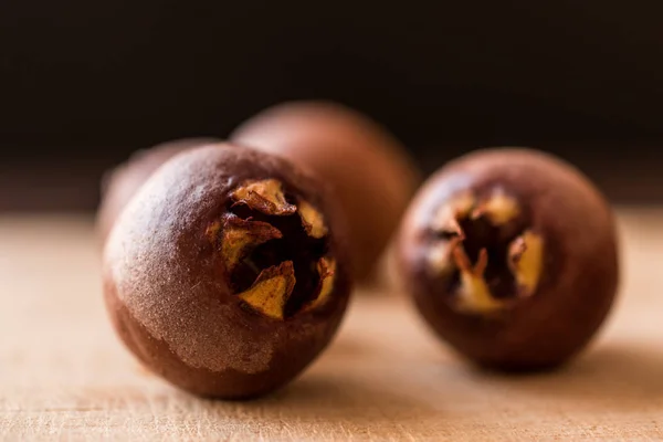 Medlar Frutas em uma superfície de madeira . — Fotografia de Stock