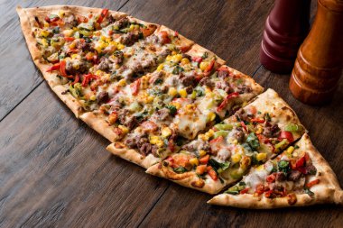 Et ve sebze ile Türk Pide.