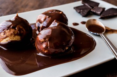 Çikolata kremalı profiterol.