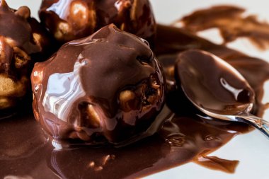 Çikolata kremalı profiterol.