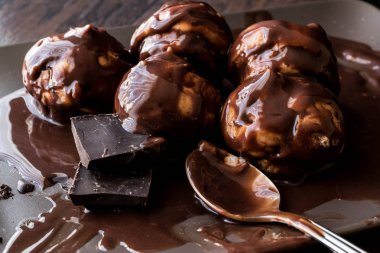 Çikolata kremalı profiterol.