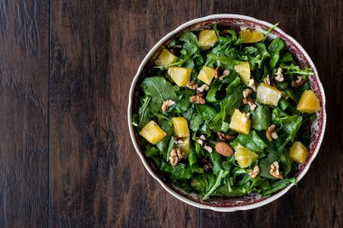 Ananas salata yeşillikleri ahşap bir yüzeyi ile.